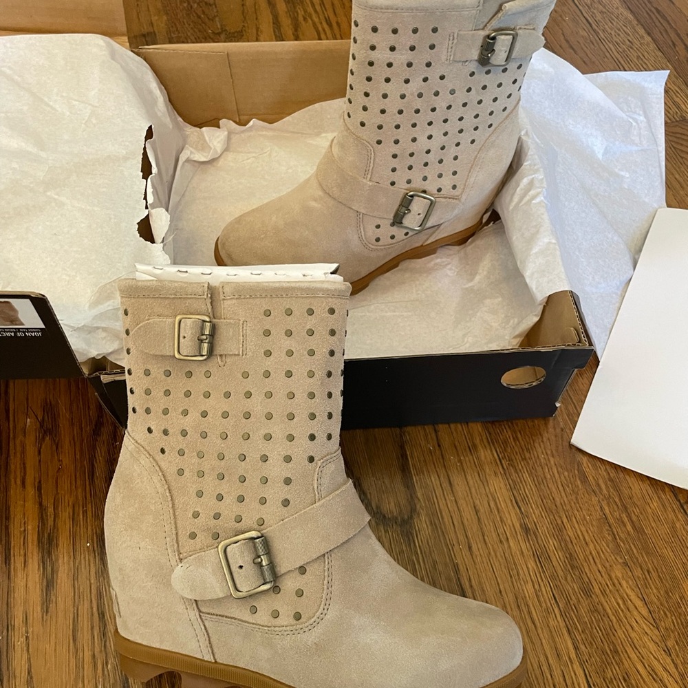 Sorel Joan of Arctic wedge boots size 7 tan studded
